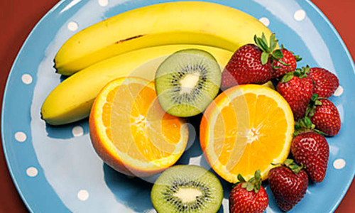 What to eat in the morning, bananas, kiwi, Strawberries